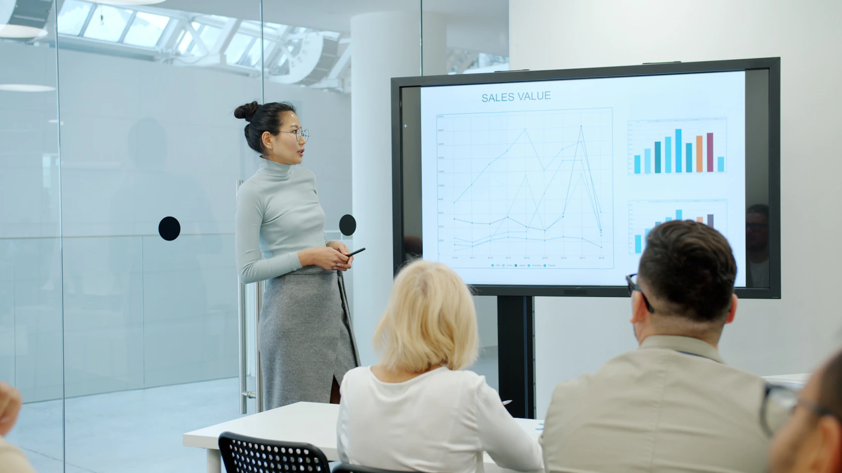Consultora da ActShare apresentando indicadores de desempenho para um grupo de gestores