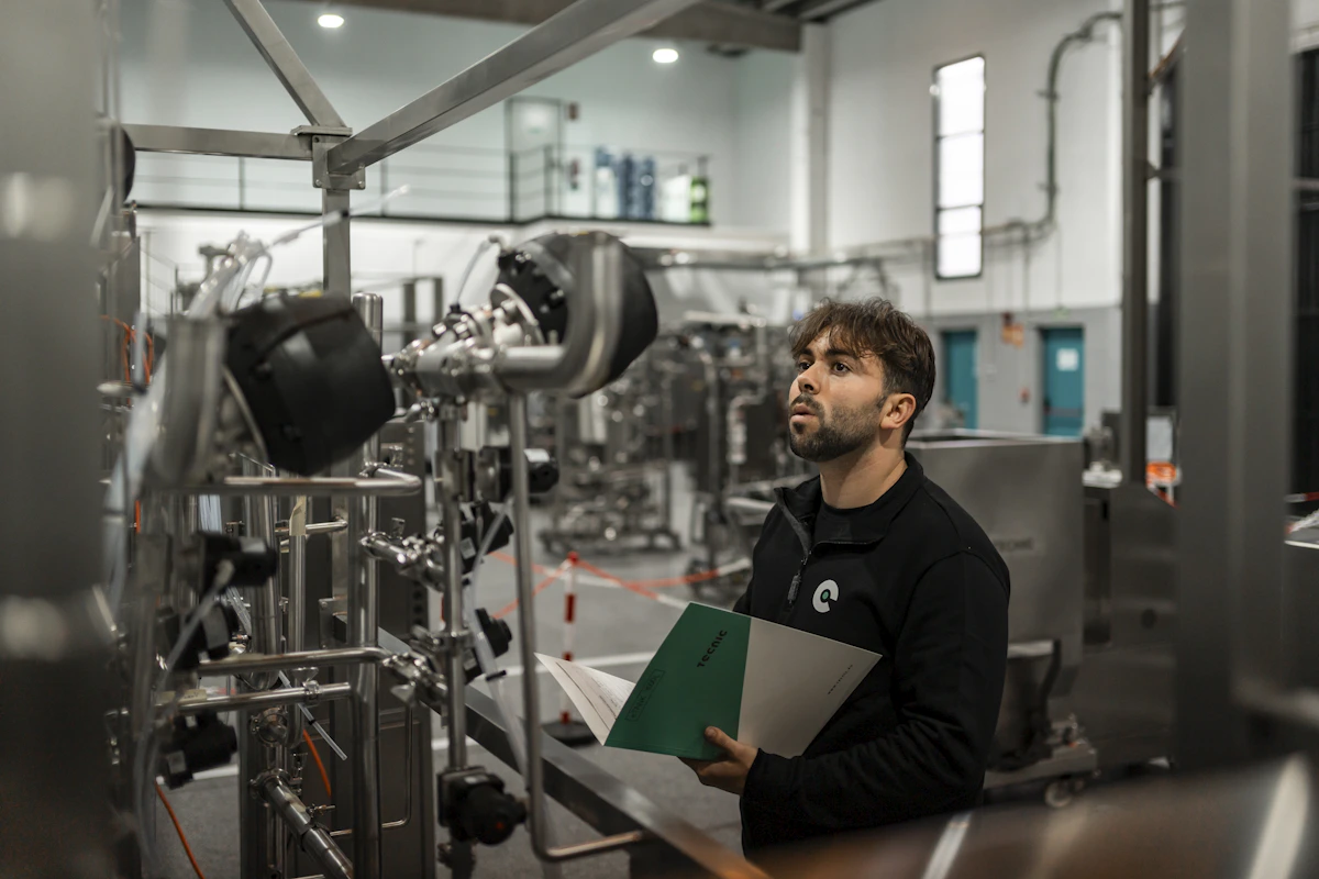 Técnico analisando um equipamento para identificar a causa de uma falha e evitar recorrência