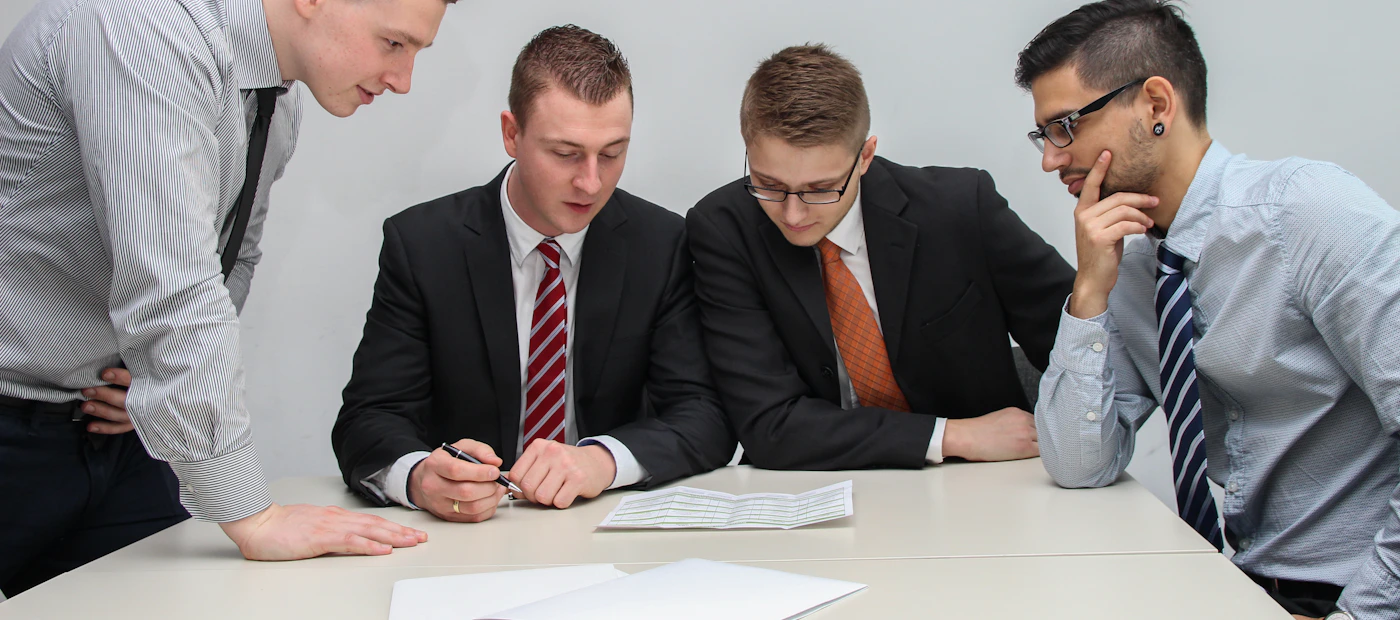 Equipe analisando documentos e indicadores para avaliar riscos do negócio