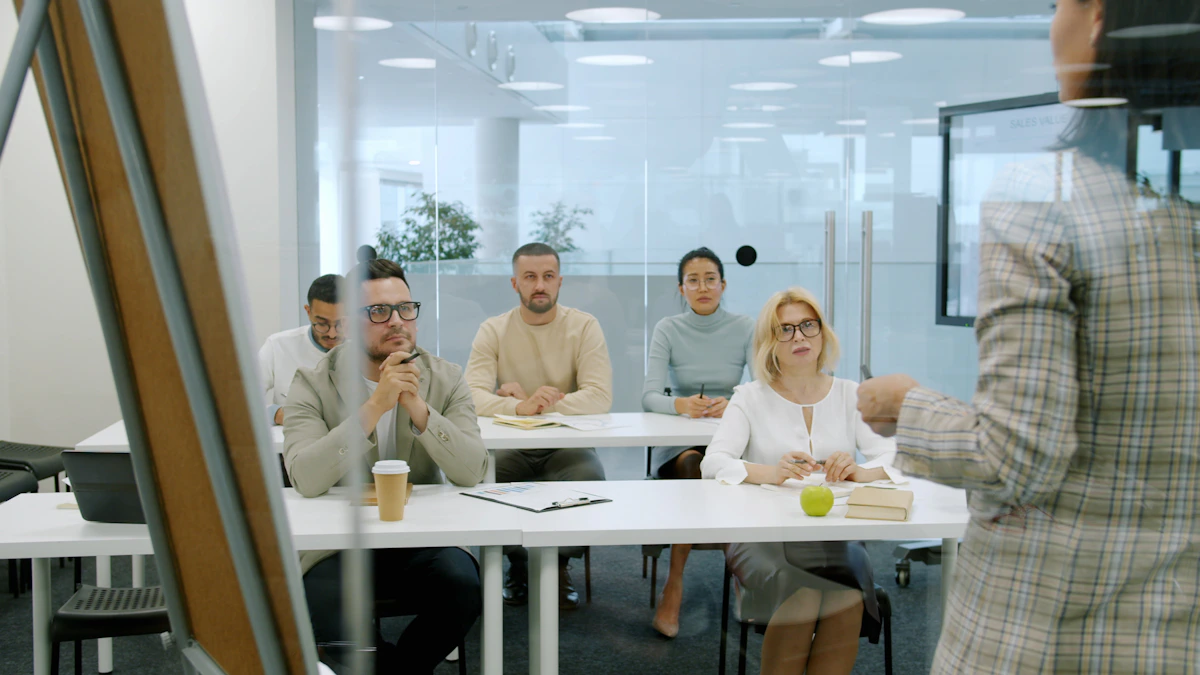 Equipe reunida discutindo um problema de processo antes que ele chegue ao cliente